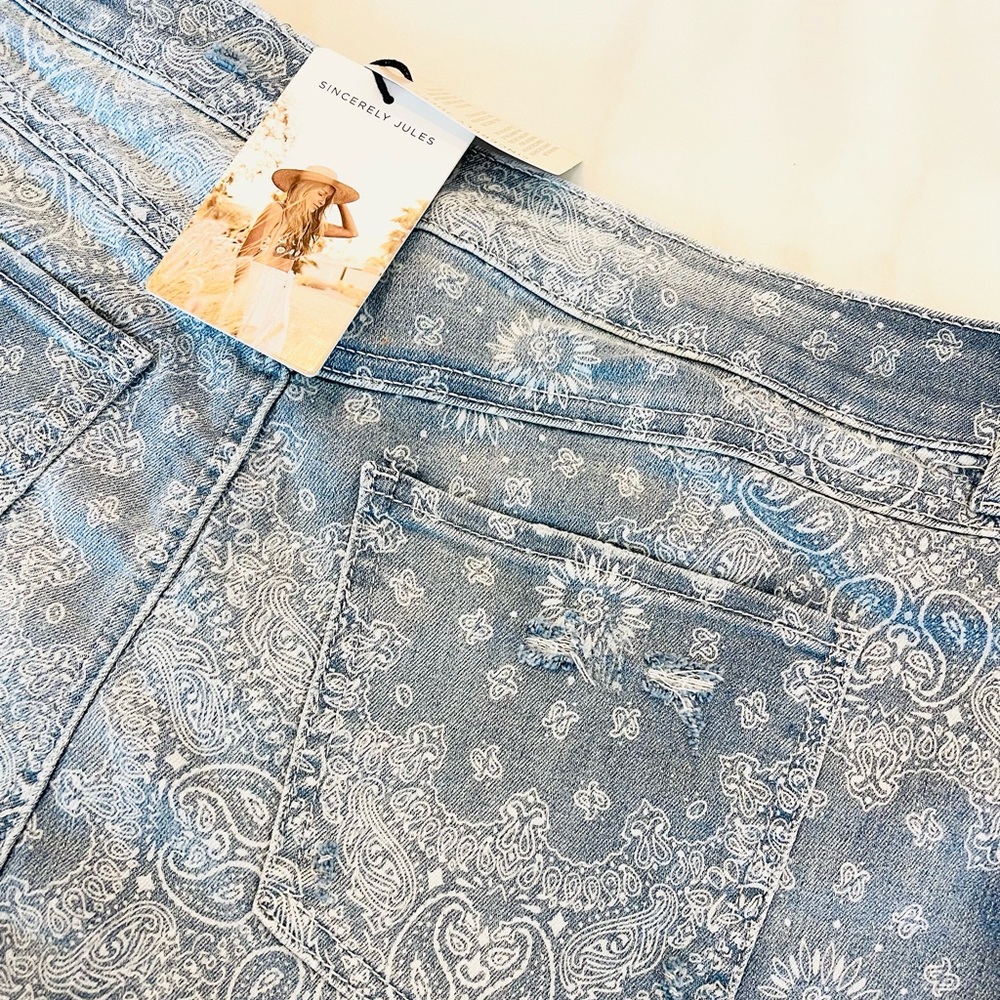 NWT Sincerely Jules Blue and White Paisley Women Shorts -Size 11 - Picture 8 of 8